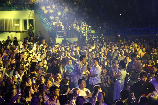 Mỹ Tâm rơi nước mắt trong đêm nhạc tại Hà Nội, Đen Vâu cùng dàn nghệ sĩ mang đến bữa tiệc của sự tử tế - Ảnh 7.