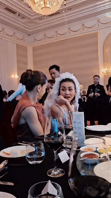 Thanh Hằng - Hồ Ngọc H&agrave; gấp đ&ocirc;i visual trong tiệc cưới, nhưng t&aacute;m chuyện g&igrave; m&agrave; mặt căng thế n&agrave;y? - Ảnh 5.