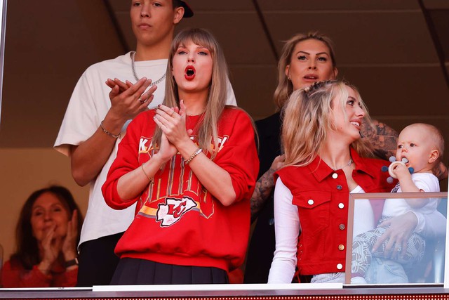 Taylor Swift c&ocirc;ng khai h&ocirc;n bạn trai mới, h&oacute;a nữ thần may mắn cho sự nghiệp anh ch&agrave;ng - Ảnh 4.