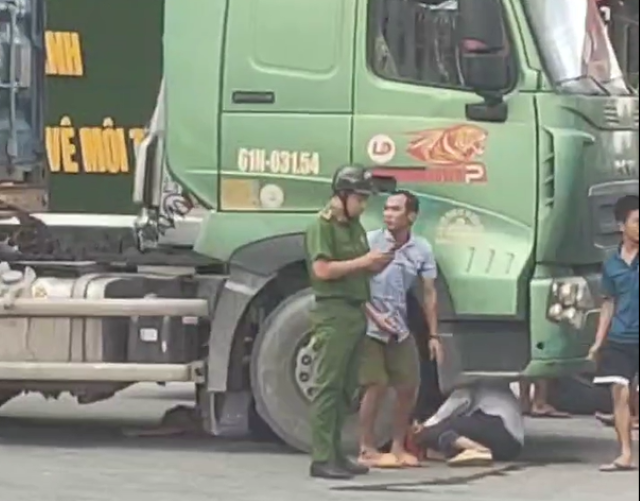 Hai học sinh lớp 7 thương vong dưới b&aacute;nh xe container - Ảnh 1.