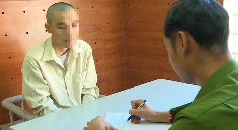2 thanh niên giả vờ làm khách đi xe rồi cướp tài sản - Ảnh 1.