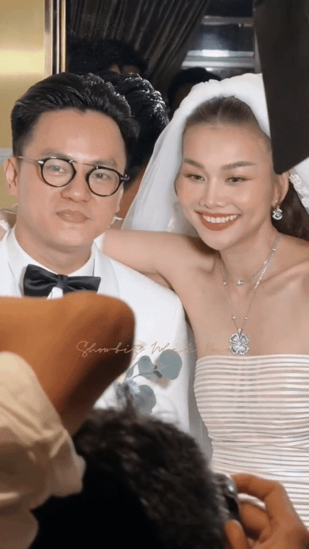 Hậu trường ảnh cưới: Nhạc trưởng Trần Nhật Minh cười tươi rói khi ở cạnh vợ đẹp, biểu cảm khác hẳn lúc đi làm - Ảnh 2.