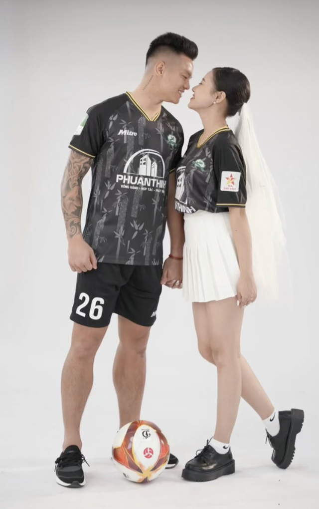 Thủ m&ocirc;n nổi tiếng kết h&ocirc;n với hotgirl xứ Nghệ, chụp bộ ảnh cưới chuẩn d&acirc;n b&oacute;ng đ&aacute; - Ảnh 1.