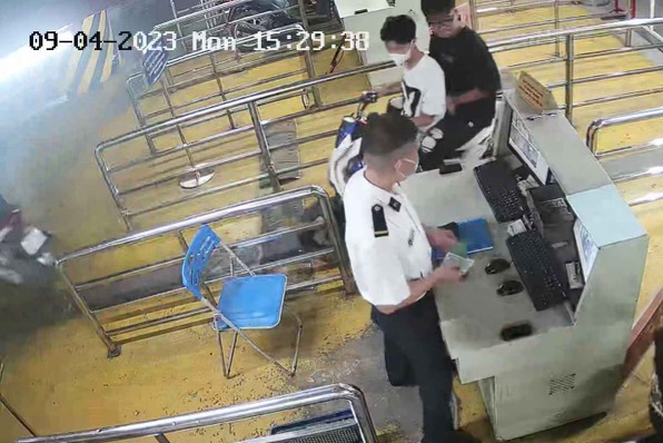 H&agrave; Nội: Truy t&igrave;m 2 thanh ni&ecirc;n lấy trộm xe m&aacute;y dưới hầm khu đ&ocirc; thị - Ảnh 1.