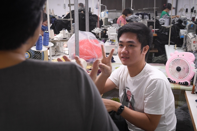 Những mẩu chuyện đ&aacute;ng y&ecirc;u b&ecirc;n trong xưởng may thi&ecirc;n thần, nơi một cặp đ&ocirc;i t&iacute; hon đ&atilde; n&ecirc;n duy&ecirc;n vợ chồng - Ảnh 5.
