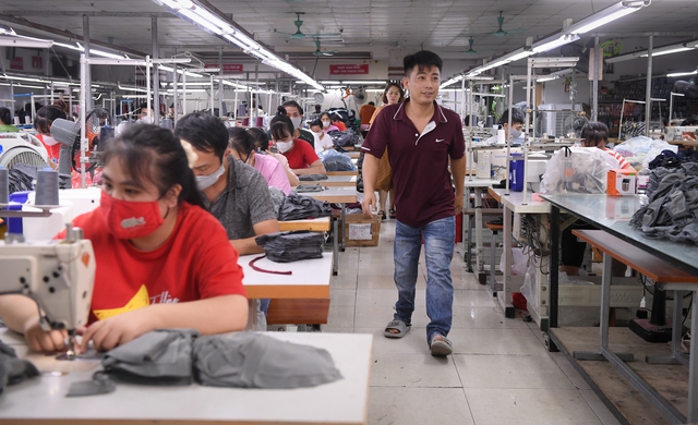 Những mẩu chuyện đ&aacute;ng y&ecirc;u b&ecirc;n trong xưởng may thi&ecirc;n thần, nơi một cặp đ&ocirc;i t&iacute; hon đ&atilde; n&ecirc;n duy&ecirc;n vợ chồng - Ảnh 2.