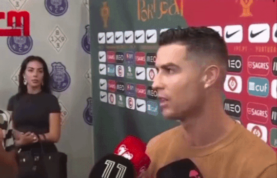 &Aacute;nh mắt si t&igrave;nh của Ronaldo d&agrave;nh cho Georgina khiến mọi c&ocirc; g&aacute;i phải tan chảy - Ảnh 1.