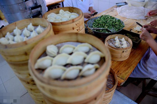 Lương hưu 5 triệu đồng, cụ b&agrave; 60 tuổi vẫn đi l&agrave;m th&ecirc;m 8 tiếng mỗi ng&agrave;y nhưng cuộc sống lu&ocirc;n vui tươi - Ảnh 1.