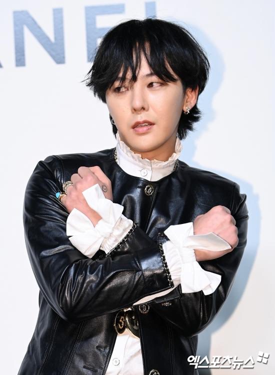 X&ocirc;n xao loạt clip G-Dragon c&oacute; biểu hiện kh&ocirc;ng b&igrave;nh thường giữa t&acirc;m b&atilde;o scandal d&ugrave;ng ma t&uacute;y - Ảnh 2.