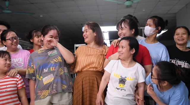 Những mẩu chuyện đ&aacute;ng y&ecirc;u b&ecirc;n trong xưởng may thi&ecirc;n thần, nơi một cặp đ&ocirc;i t&iacute; hon đ&atilde; n&ecirc;n duy&ecirc;n vợ chồng - Ảnh 9.