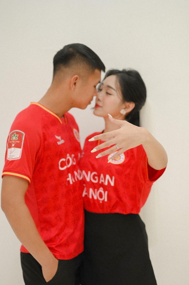 Ngôi sao mới nổi ở tuyển Việt Nam kết hôn với bạn gái hơn tuổi xinh như búp bê - Ảnh 2.
