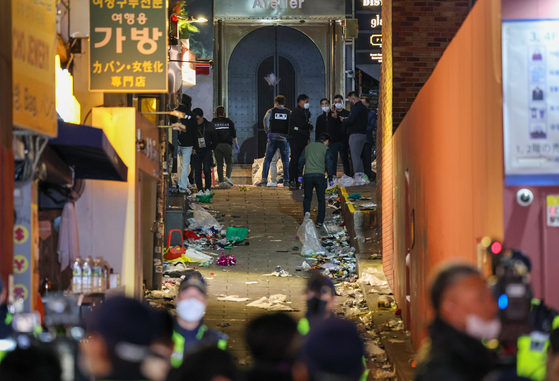 Loạt ảnh chụp Itaewon 1 năm sau vụ giẫm đạp kinh hoàng: Đường phố vắng lặng, con hẻm thảm kịch giờ ra sao?