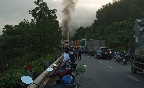 Hai xe tải tông nhau rồi bốc cháy trên đường Hồ Chí Minh - Ảnh 2.