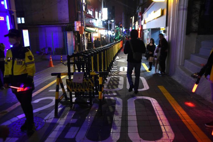 Hình ảnh mới nhất hiện trường thảm họa Itaewon: Đường phố vắng tanh, cảnh sát làm nhiệm vụ ngăn chặn khẩn cấp dịp Halloween