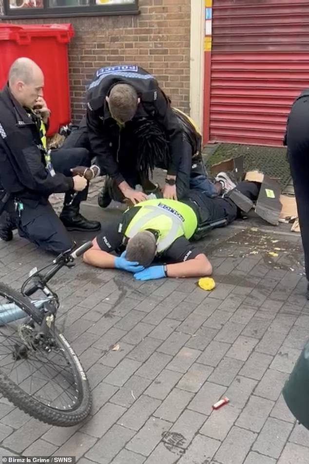 Đang làm nhiệm vụ, 3 cảnh sát bị đập xe đạp vào đầu khiến 1 ông chú nóng mắt phải ra tay can thiệp - Ảnh 3.