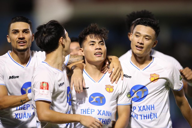 Tiền vệ tuyển Việt Nam ăn mừng kiểu bụng bầu thầm báo tin vui của vợ - Ảnh 6.