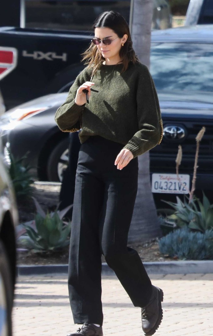 Tham khảo cách Kendall Jenner mặc áo len sành điệu suốt mùa lạnh - Ảnh 5.