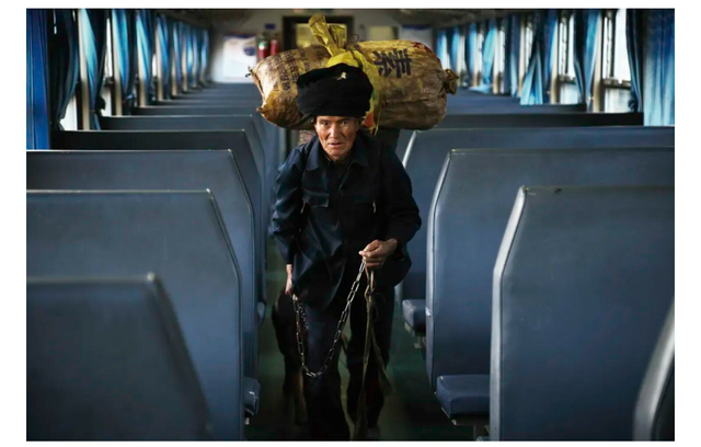 Muôn ngàn sắc thái trên chuyến tàu chạy chậm nhất Trung Quốc: Có đoàn rước dâu, bầy gia súc và... hy vọng của lũ trẻ - Ảnh 8.
