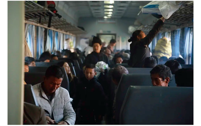 Muôn ngàn sắc thái trên chuyến tàu chạy chậm nhất Trung Quốc: Có đoàn rước dâu, bầy gia súc và... hy vọng của lũ trẻ - Ảnh 4.
