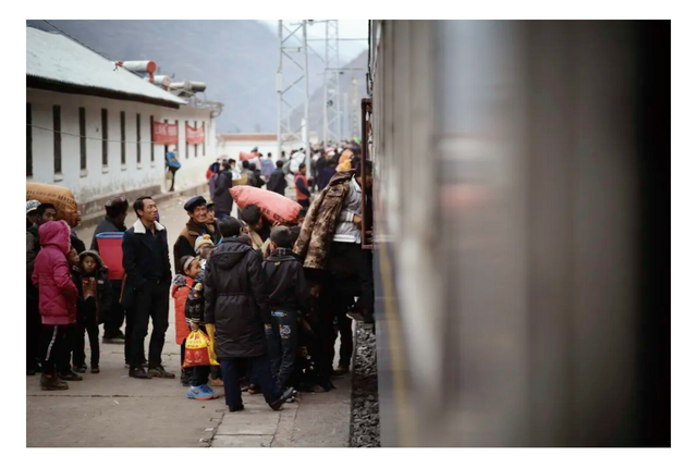 Muôn ngàn sắc thái trên chuyến tàu chạy chậm nhất Trung Quốc: Có đoàn rước dâu, bầy gia súc và... hy vọng của lũ trẻ - Ảnh 2.