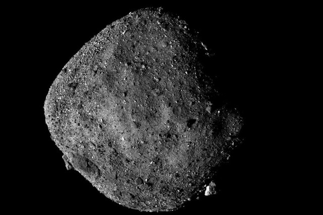 Tại sao tàu thăm dò của NASA suýt bị “nuốt chửng” khi mang về “cục đất” nặng 250 gram từ nơi cách Trái đất 6,2 tỷ km?