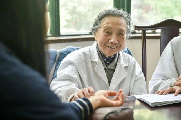 Cụ bà 102 tuổi vẫn đi làm, khỏe mạnh minh mẫn nhờ không ăn 1 món và kiên trì làm 2 việc sau - Ảnh 1.