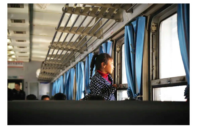 Muôn ngàn sắc thái trên chuyến tàu chạy chậm nhất Trung Quốc: Có đoàn rước dâu, bầy gia súc và... hy vọng của lũ trẻ - Ảnh 15.
