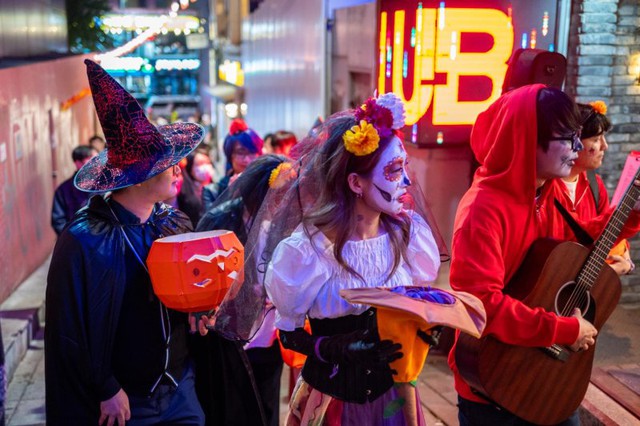 Ảnh: Nhiều người đổ về Itaewon, Hongdae (Hàn Quốc) đón Halloween, làm sao đảm bảo an toàn?