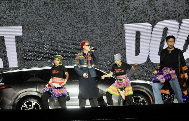 Khoảnh khắc ấn tượng Better Choice Awards: Hồ Ngọc Hà bùng nổ visual, Double2T như hóa tổng tài khi lên sân khấu bằng xe hơi - Ảnh 6.