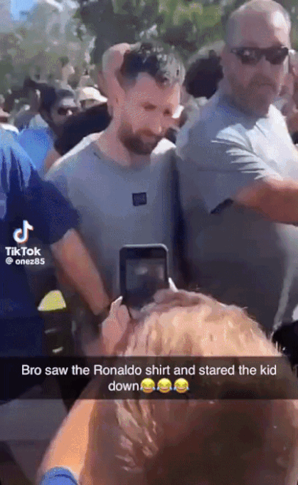 Phản ứng đứng hình của Messi khi bị một fan liên tục giơ áo đấu Ronaldo ra trước mặt - Ảnh 1.