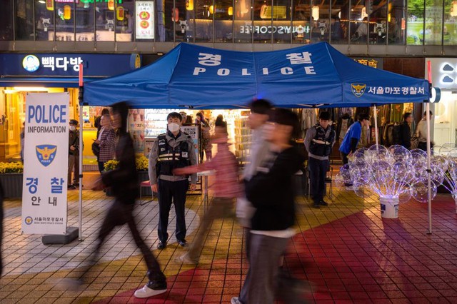 Chùm ảnh: Nhiều người đổ về Itaewon và Hongdae (Hàn Quốc) mừng lễ hội Halloween, công tác bảo vệ an toàn như thế nào?