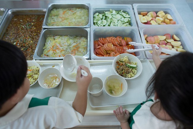 Soi suất ăn trưa của học sinh toàn thế giới, nhiều nơi miễn phí mà chất lượng vẫn đỉnh chóp - Ảnh 9.