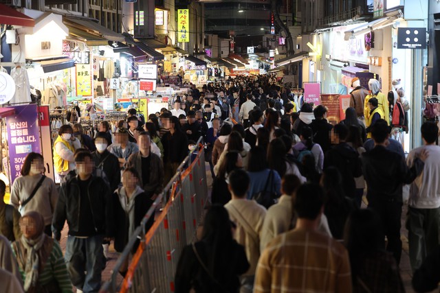 Chùm ảnh: Nhiều người đổ về Itaewon và Hongdae (Hàn Quốc) mừng lễ hội Halloween, công tác bảo vệ an toàn như thế nào?