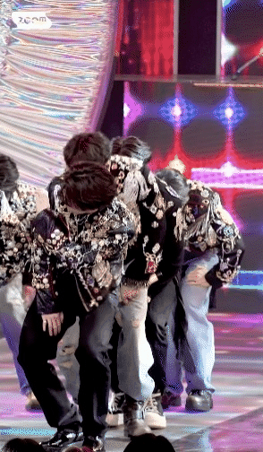 Nam idol lén nắm tay fan trong lúc ghi hình vũ đạo, Knet cảm thán: Người đàn ông tội lỗi! - Ảnh 2.