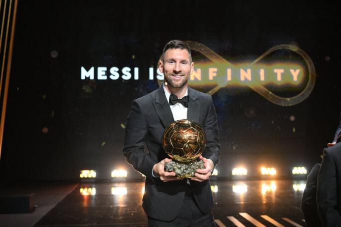 Messi là người đàn ông hạnh phúc nhất hôm nay: Một tay ôm Quả bóng vàng, một tay ôm vợ, viễn mãn ở tuổi 36 - Ảnh 1.