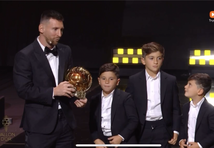 The 3 sons of the Messi family showed anti-fan expressions when their father received the 2023 Golden Ball - Photo 5.