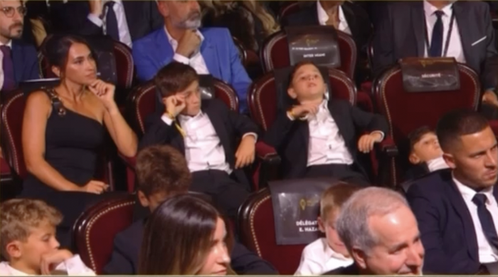 The 3 sons of the Messi family showed anti-fan expressions when their father received the 2023 Golden Ball - Photo 4.