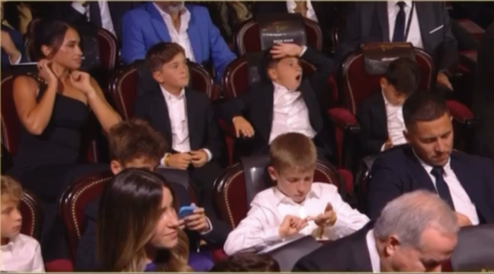 The 3 sons of the Messi family showed anti-fan expressions when their father received the 2023 Golden Ball - Photo 2.