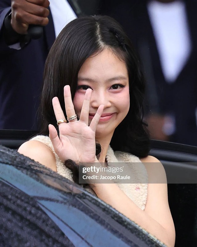 Hot rần rần video Jennie trò chuyện với fan ở sân bay: Có lạnh lùng, coi thường người hâm mộ như lời đồn? - Ảnh 9.