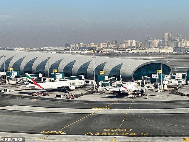 Chạm tay vào vai nhân viên an ninh sân bay Dubai, nữ du khách trả giá bằng 1 năm tù giam