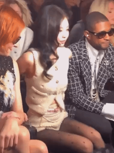 Jennie (BLACKPINK) bị chỉ tr&iacute;ch v&igrave; diện trang phục ngắn cũn cỡn dự Paris Fashion Week - Ảnh 4.