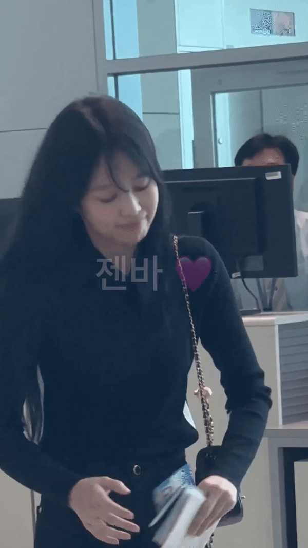 Hot rần rần video Jennie trò chuyện với fan ở sân bay: Có lạnh lùng, coi thường người hâm mộ như lời đồn? - Ảnh 6.