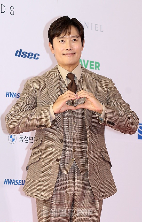 Thảm đỏ Buil Film Awards: Park Bo Young hack tuổi lấn át nữ thần Kpop, D.O. (EXO) - Kim Seon Ho so visual cực gắt - Ảnh 12.
