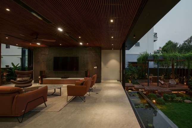 Độc đáo ngôi nhà khoác áo lam che nắng bằng nhựa tái chế và gỗ - Ảnh 23.