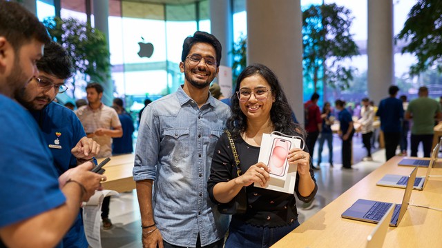 Gi&aacute; iPhone 15 ở Việt Nam c&ograve;n rẻ ch&aacute;n: Đ&acirc;y l&agrave; quốc gia b&aacute;n iPhone 15 Pro Max đắt kinh ho&agrave;ng - Gần 50 triệu - Ảnh 1.