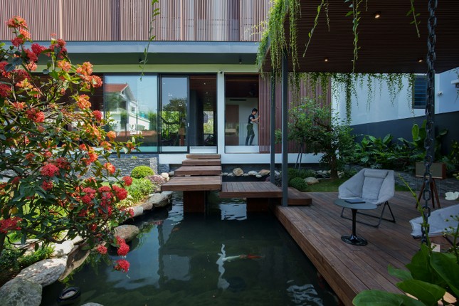 Độc đáo ngôi nhà khoác áo lam che nắng bằng nhựa tái chế và gỗ - Ảnh 3.
