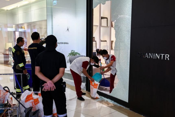 Siam Paragon mở cửa trở lại sau vụ xả súng kinh hoàng: Máy dò kim loại được đặt ở lối vào, nhiều khách hàng vẫn dè chừng