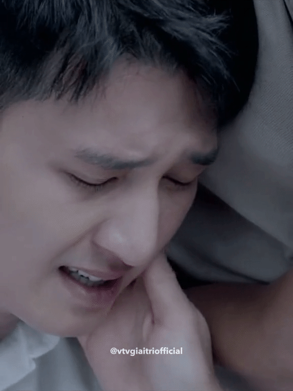 Cảnh phim Việt khiến netizen “than trời”: Nam chính khóc nhăn nhó mặt mày vẫn không có nổi một giọt nước mắt - Ảnh 2.
