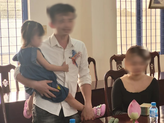 Vụ bé gái 3 tuổi bị bắt cóc ở Long An: Người cha xúc động cảm ơn công an - Ảnh 1.