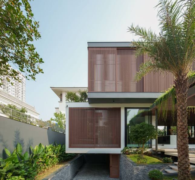 Độc đáo ngôi nhà khoác áo lam che nắng bằng nhựa tái chế và gỗ - Ảnh 17.
